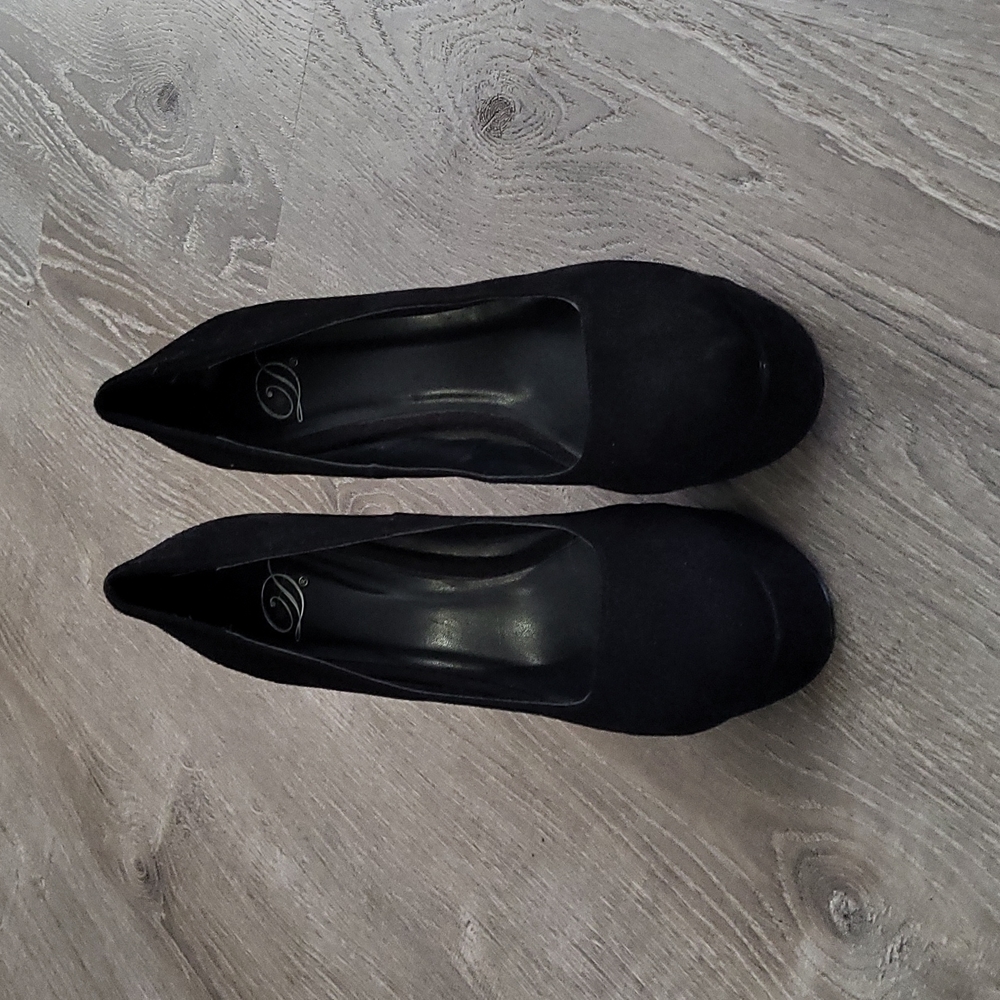 Black high heels size 8 1/2 not sure on brand but it has a D
